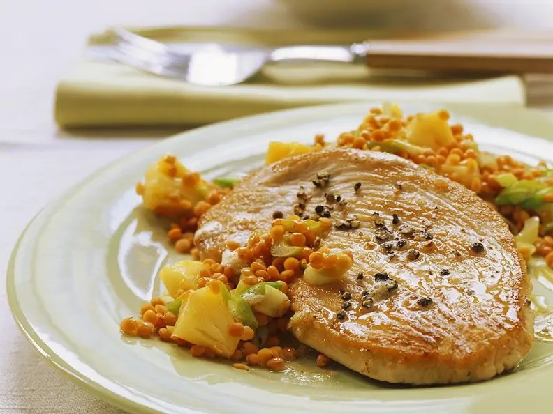 Putenschnitzel mit roten Linsen
