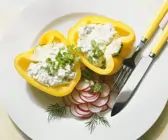 Frühlingsquark in Paprikahälften