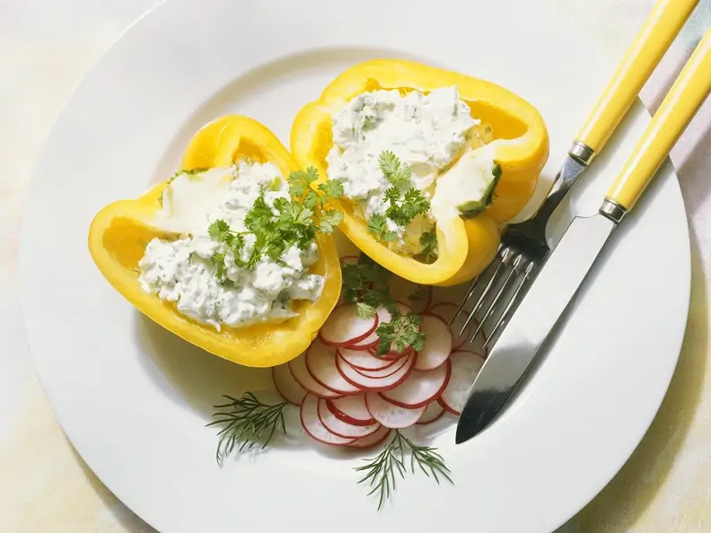 Frühlingsquark in Paprikahälften