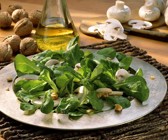 Feldsalat mit Champignons und Walnüssen
