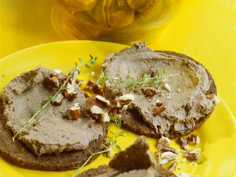 Pumpernickel mit Lebercreme