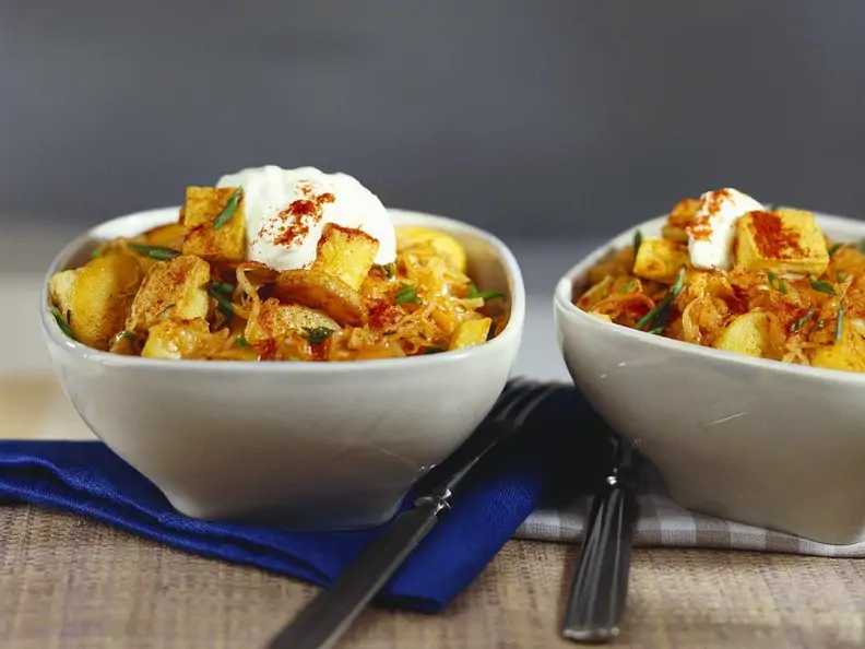 Tofu-Gulasch mit Sauerkraut