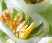 Mozzarella mit Papaya und Basilikum