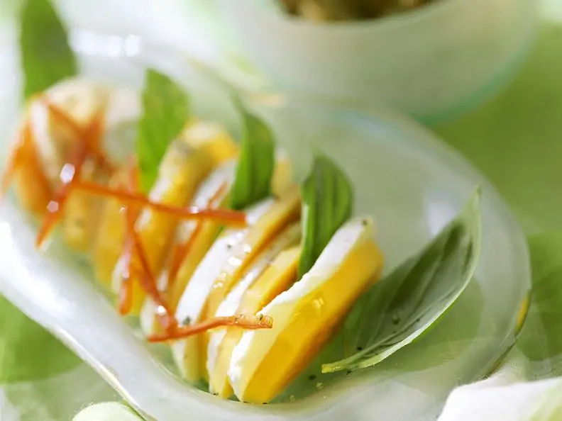 Mozzarella mit Papaya und Basilikum