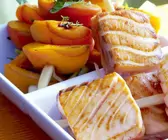Spieße mit Aprikosen und Lachs vom Grill
