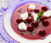Kirschsuppe mit Schneenocken