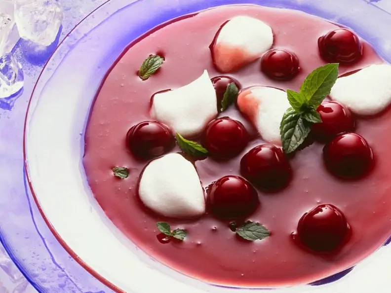 Kirschsuppe mit Schneenocken