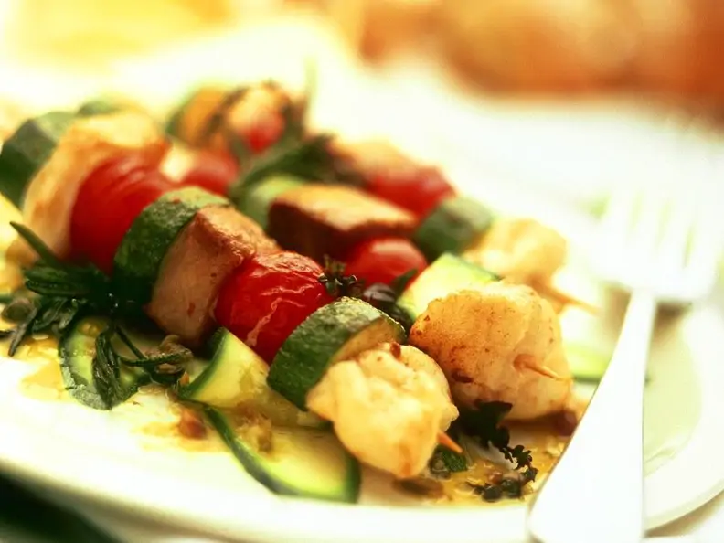 Gebratene Fisch-Gemüse-Spieße