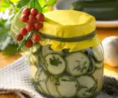 Zucchini in Essig eingelegt
