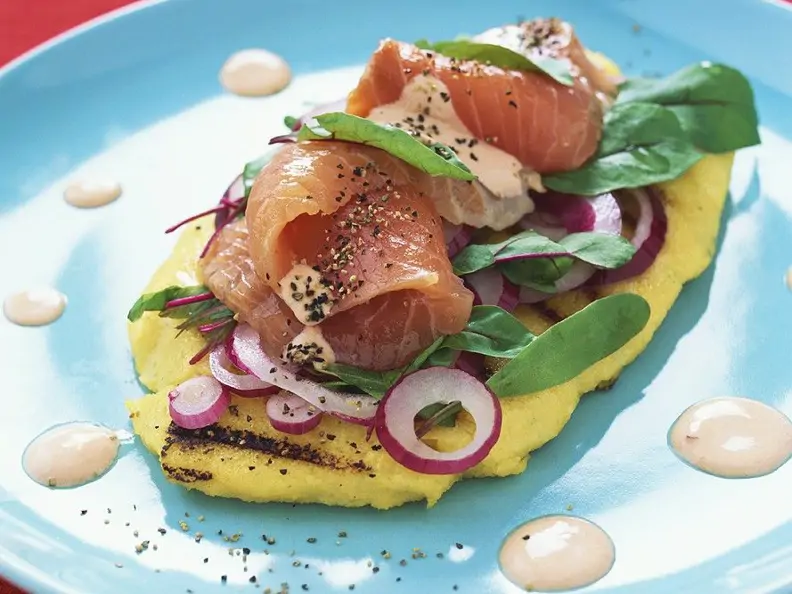 Polentaküchlein mit Lachs