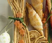 Bärlauch-Schafskäsestangen und -schnecken