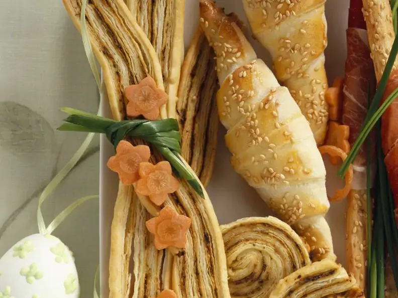 Bärlauch-Schafskäsestangen und -schnecken