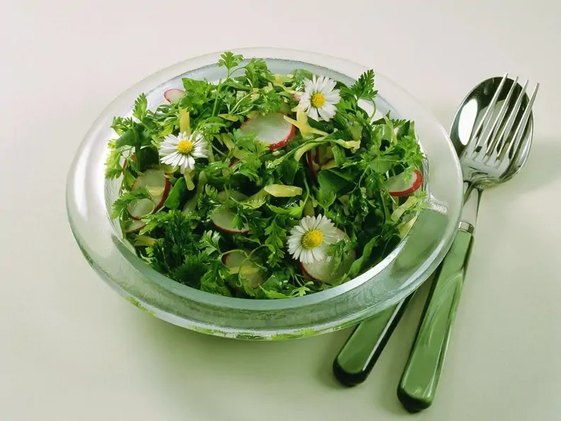 Spinatsalat mit Gänseblümchen