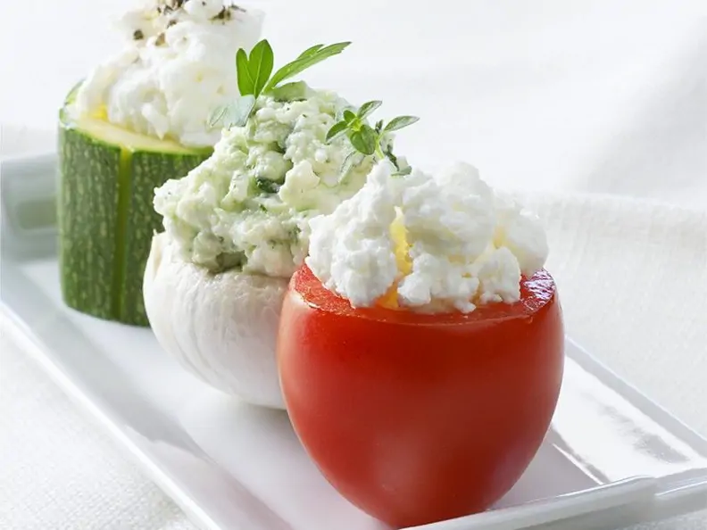 Mit Frischkäse gefülltes Gemüse