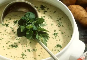 Cremige Kartoffelsuppe mit Kräutern