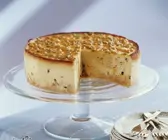 Maracuja-Torte auf Glas-Tortenständer