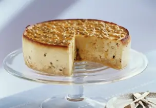 Maracuja-Torte auf Glas-Tortenständer