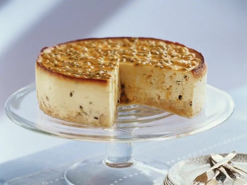 Maracuja-Torte auf Glas-Tortenständer