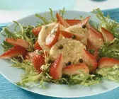 Friséesalat mt Erdbeeren und Käse