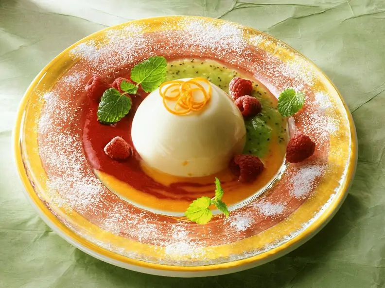 Panna cotta mit Orangen-Himbeer-Sauce