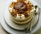 Schichtdessert mit Pudding und Schlagsahne