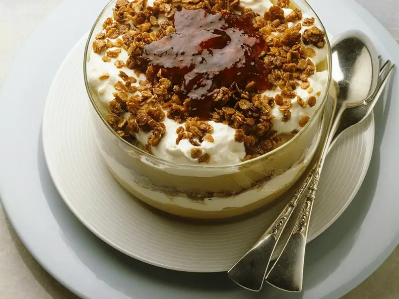 Schichtdessert mit Pudding und Schlagsahne