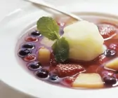 Zitronensorbet mit Beerensuppe