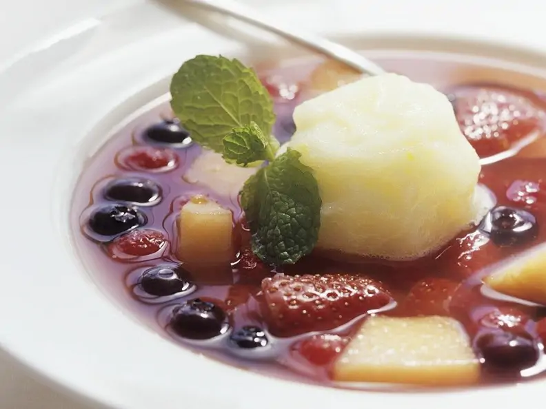 Zitronensorbet mit Beerensuppe