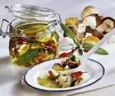 Eingelegte Pilze im Glas