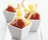 Geeiste Erdbeer-Ananas-Spieße