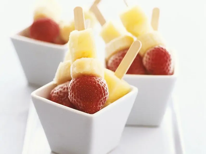 Geeiste Erdbeer-Ananas-Spieße