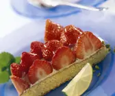 Erdbeertorte mit Biskuitboden und Limettencreme