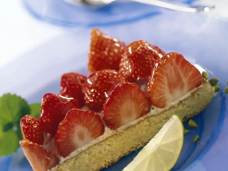 Erdbeertorte mit Biskuitboden und Limettencreme
