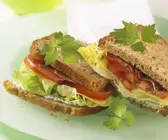 Sandwich mit Tomaten, Schinken und Käse
