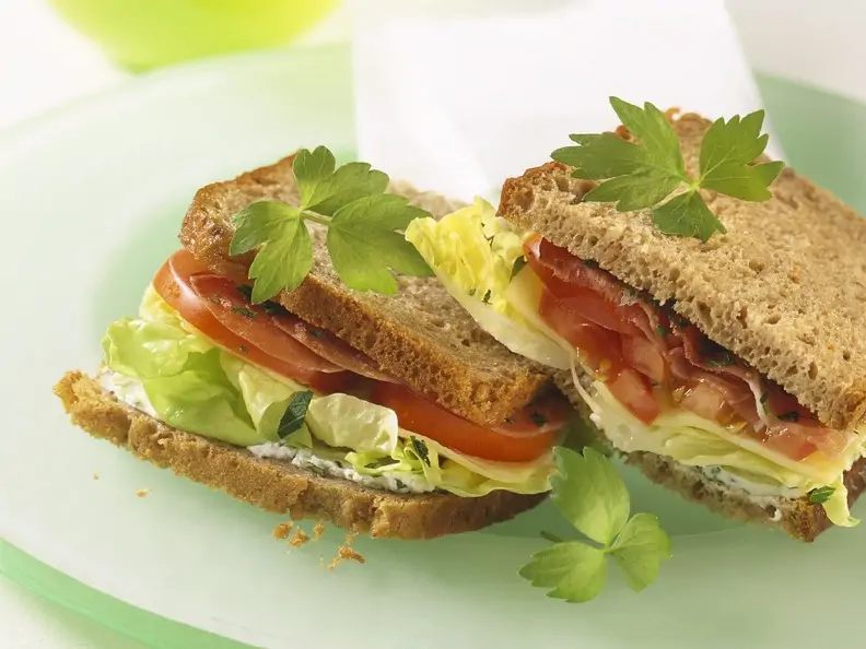 Sandwich mit Tomaten, Schinken und Käse