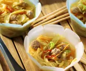 Nudelsuppe mit Fleischbällchen