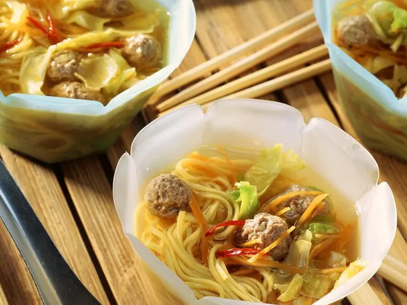 Nudelsuppe mit Fleischbällchen