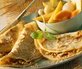 Süße Pfannkuchen mit Früchten