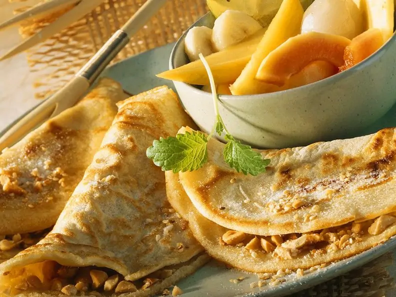 Süße Pfannkuchen mit Früchten