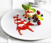 Vanilleeis mit Beerensauce
