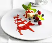 Vanilleeis mit Beerensauce