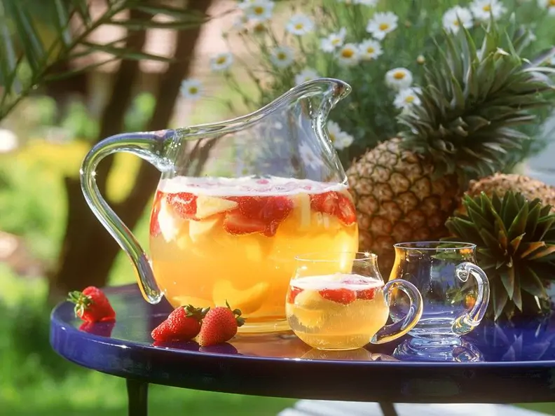 Erdbeer-Ananas-Bowle