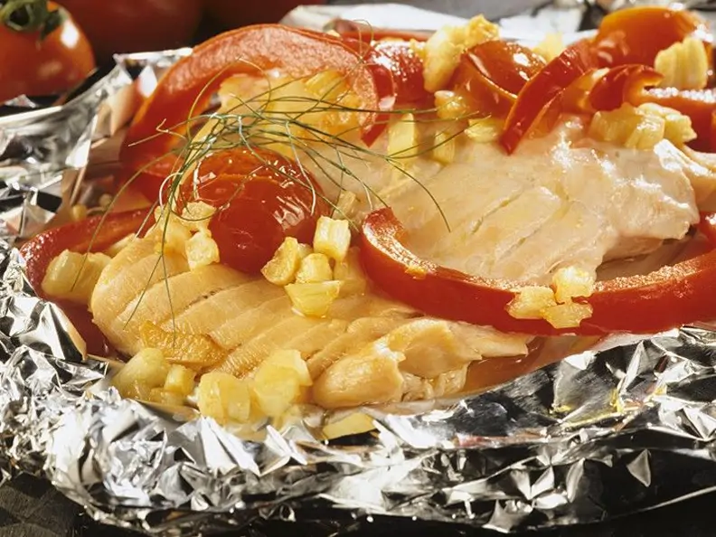 Lachs mit Gemüse in Folie gegart
