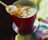 Kokossuppe mit Bananenspieß