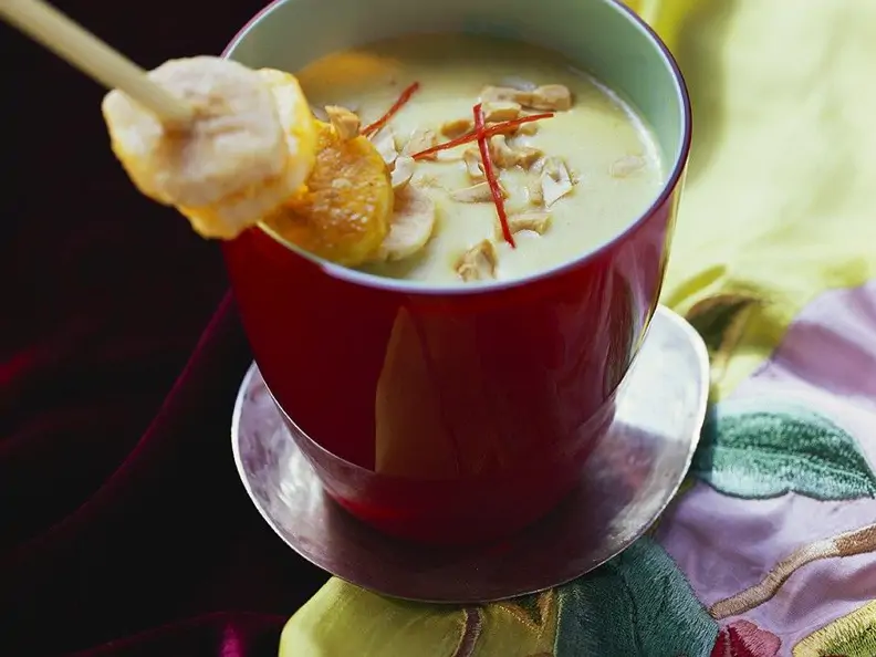 Kokossuppe mit Bananenspieß