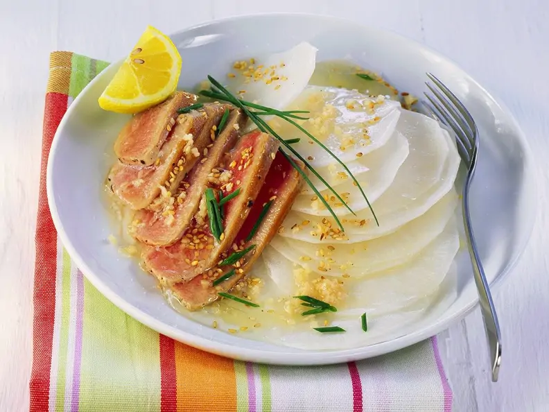 Kurzgebratener Thunfisch mit Rettichsalat