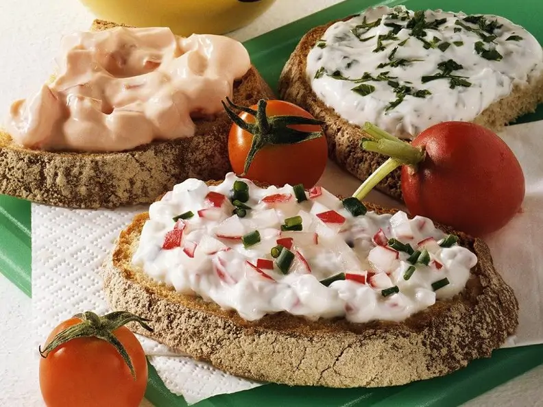 Brot mit Radieschenquark und Varianten