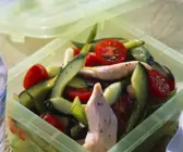 Gurkensalat mit Tomaten und Hähnchen