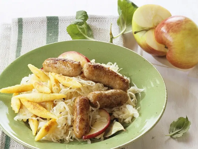 Sauerkraut mit Würstchen und Schupfnudeln