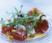 Salat aus gegrillten Paprikaschoten und Rucola